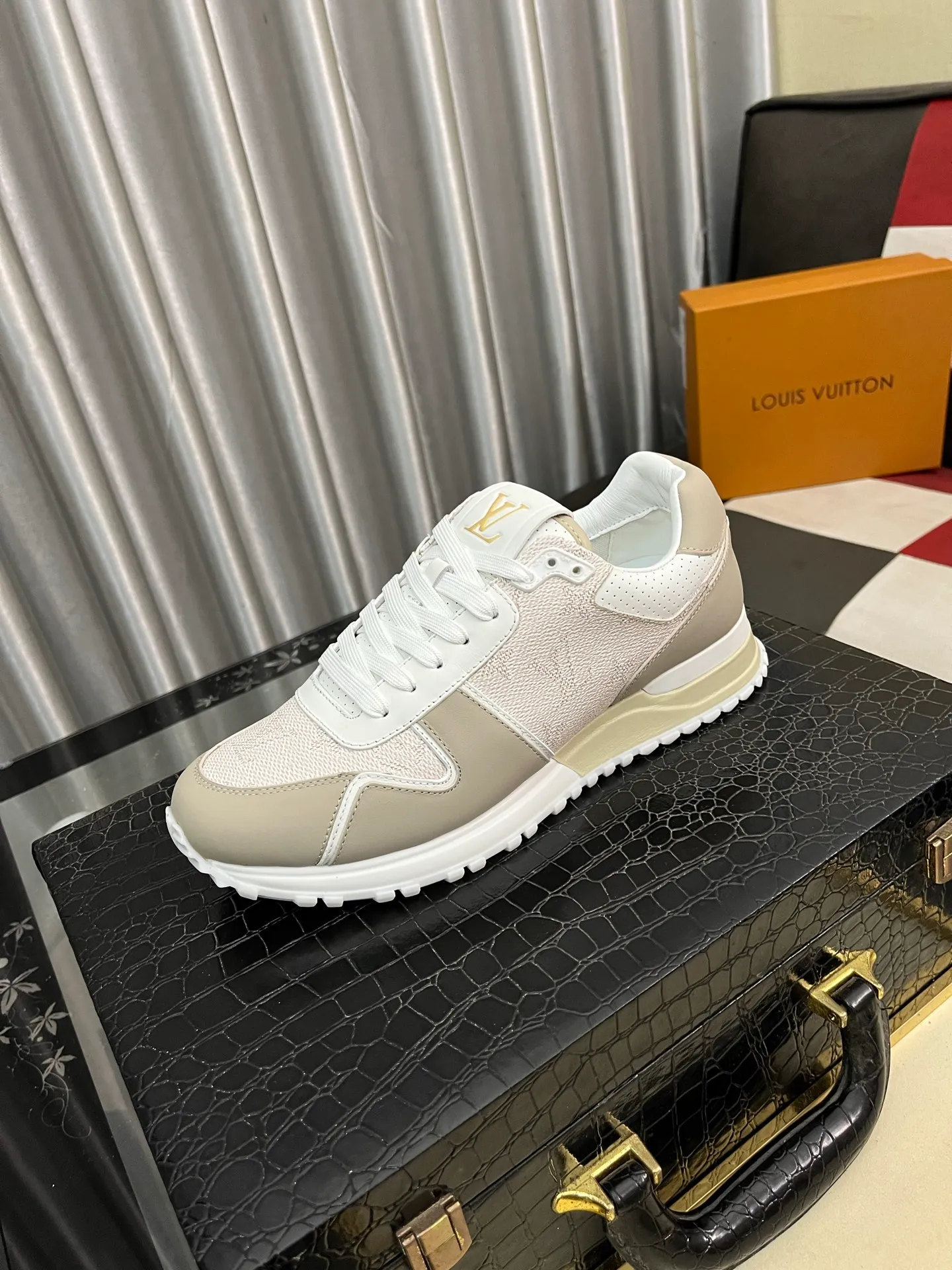 Men's men's shoes 💰760⌚️⌚️Breaking hot 🆕🆕🆕𝙇𝙑 Top version: LV TARINE Louis Vuitton Donkey Brand L Home Casual Sports Shoes Skateboard Shoes Original Purchase Development Production This LV Trainer sneaker draws inspiration from retro basketball shoes, with a mixed technical material upper and handwritten Louis Vuitton logo on the side to highlight its eye-catching style. Rubber outsole with upgraded grip, exquisite packaging at the delivery counter 🛍📦 ▪️Fabrics: Original customized imported first-layer cowhide ▪️Inner lining: Original customized breathable mesh ▪️Outsole: Original molded TPU combination outsole ▪️Sole thickness: 3CM ▪️Size: Male 38-46 (customized at 45.46)